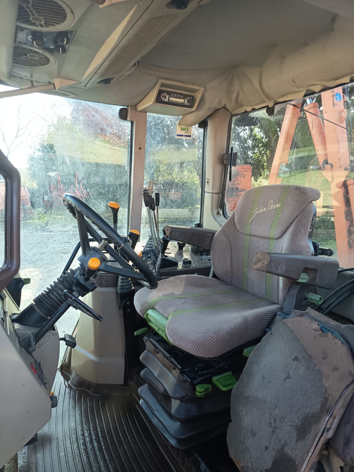 
								Trattore agricolo usato JOHN DEERE SE 6320 – 2002 – 12.400 ore – 105CV – € 30.000 full									