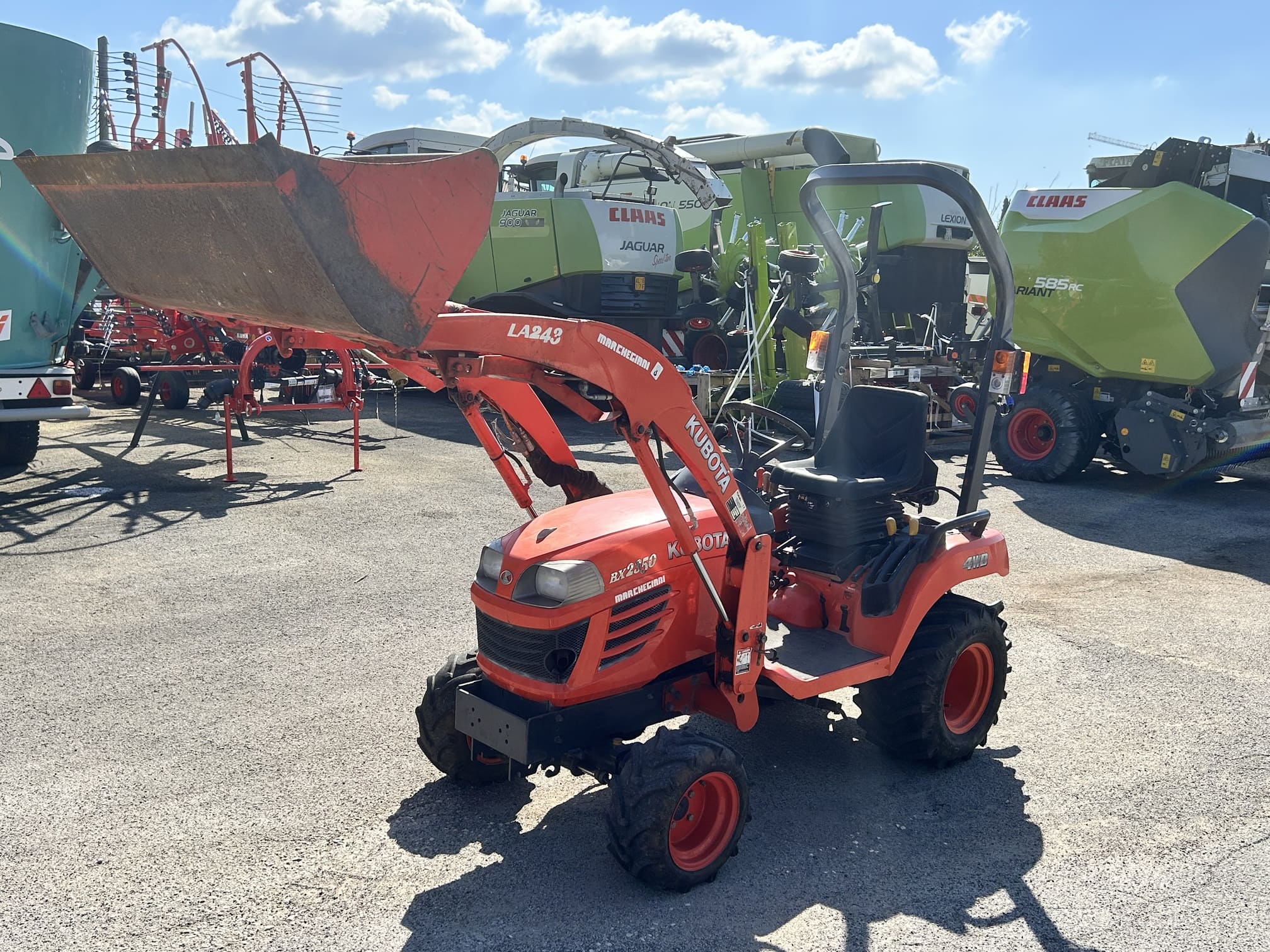 
								Trattore compatto KUBOTA BX2350 Usato con benna originale – 2023 – 25CV – € 12.900 full									