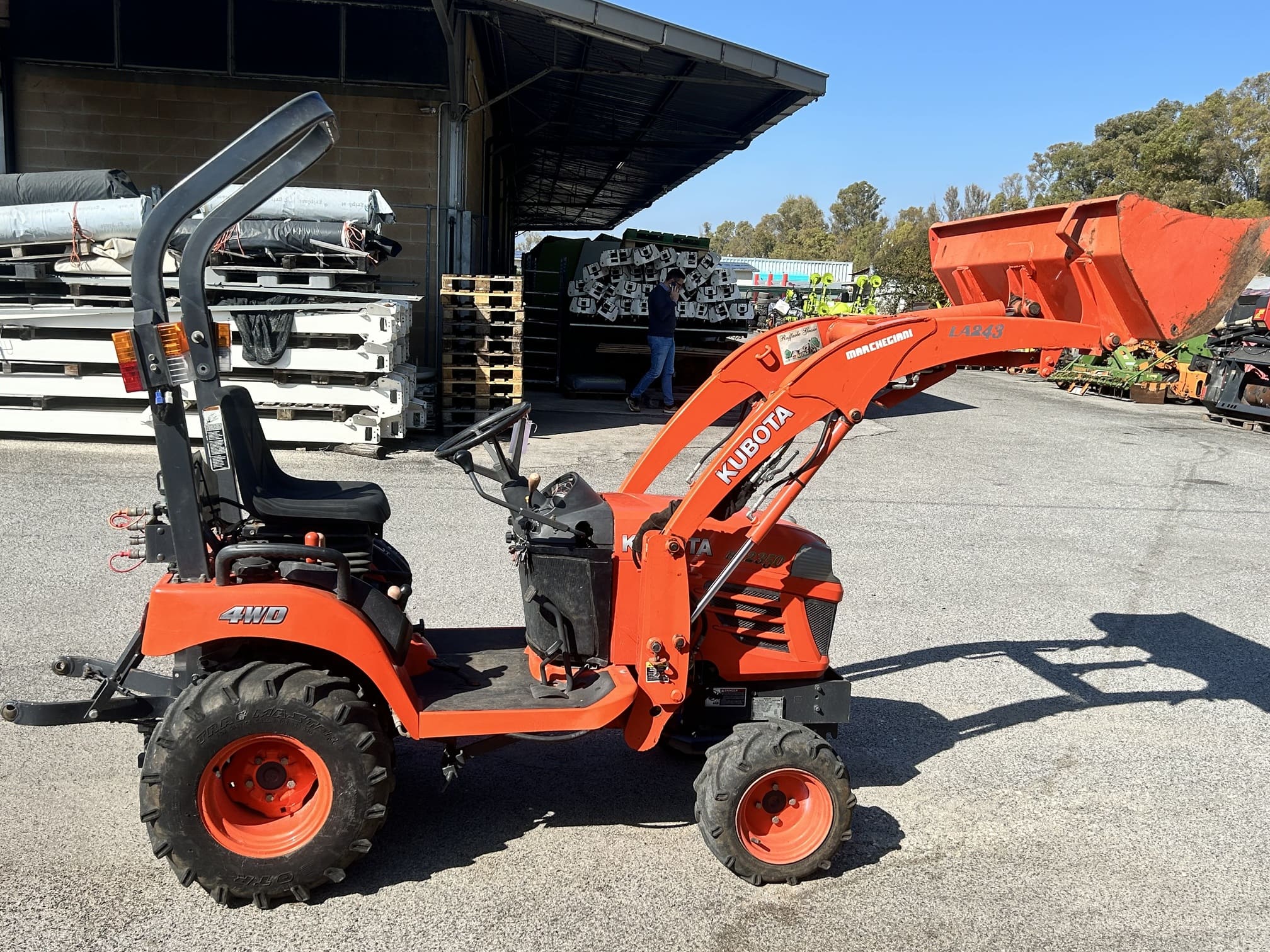 
								Trattore compatto KUBOTA BX2350 Usato con benna originale – 2023 – 25CV – € 12.900 full									