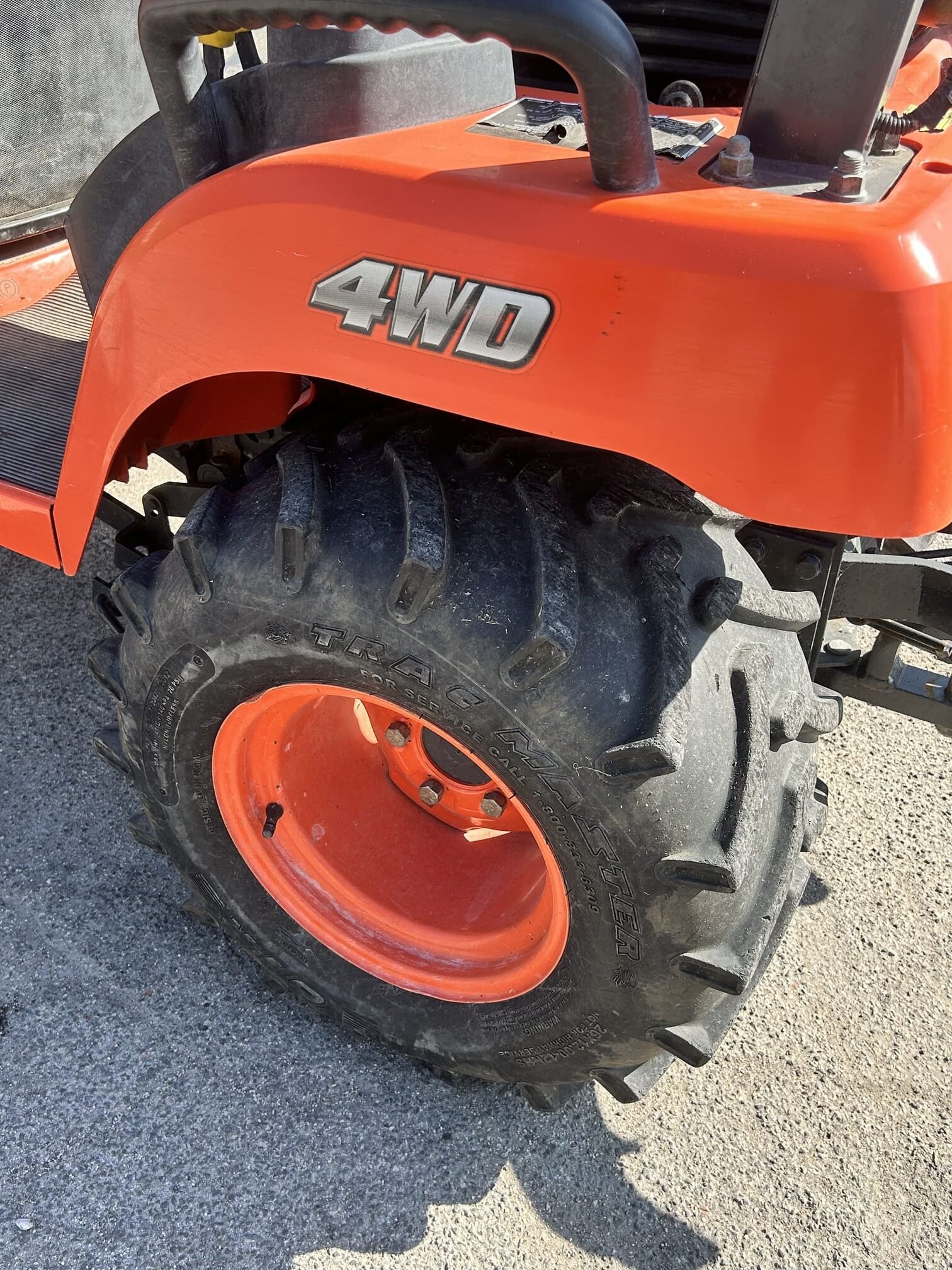 
								Trattore compatto KUBOTA BX2350 Usato con benna originale – 2023 – 25CV – € 12.900 full									