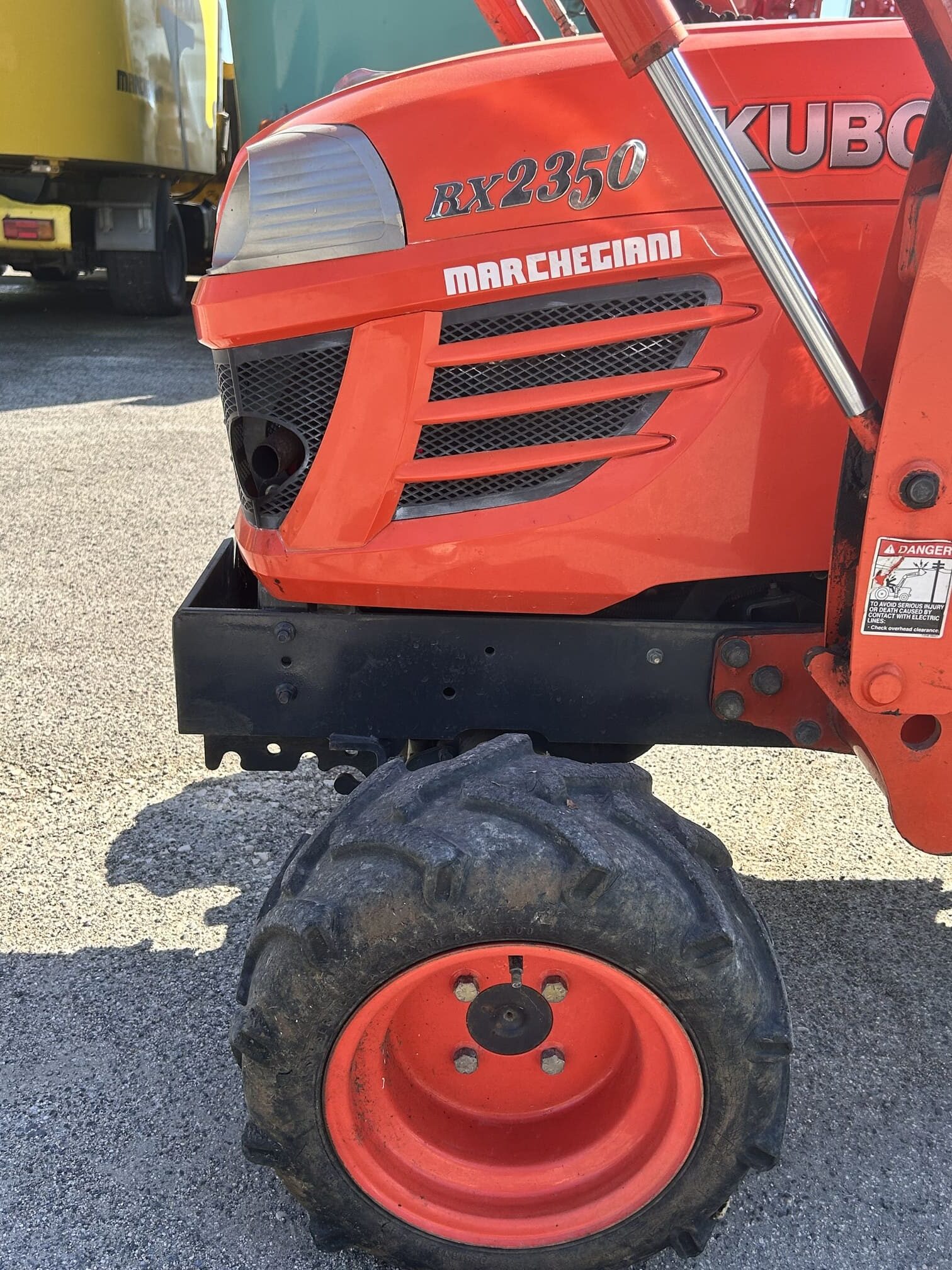 
								Trattore compatto KUBOTA BX2350 Usato con benna originale – 2023 – 25CV – € 12.900 full									