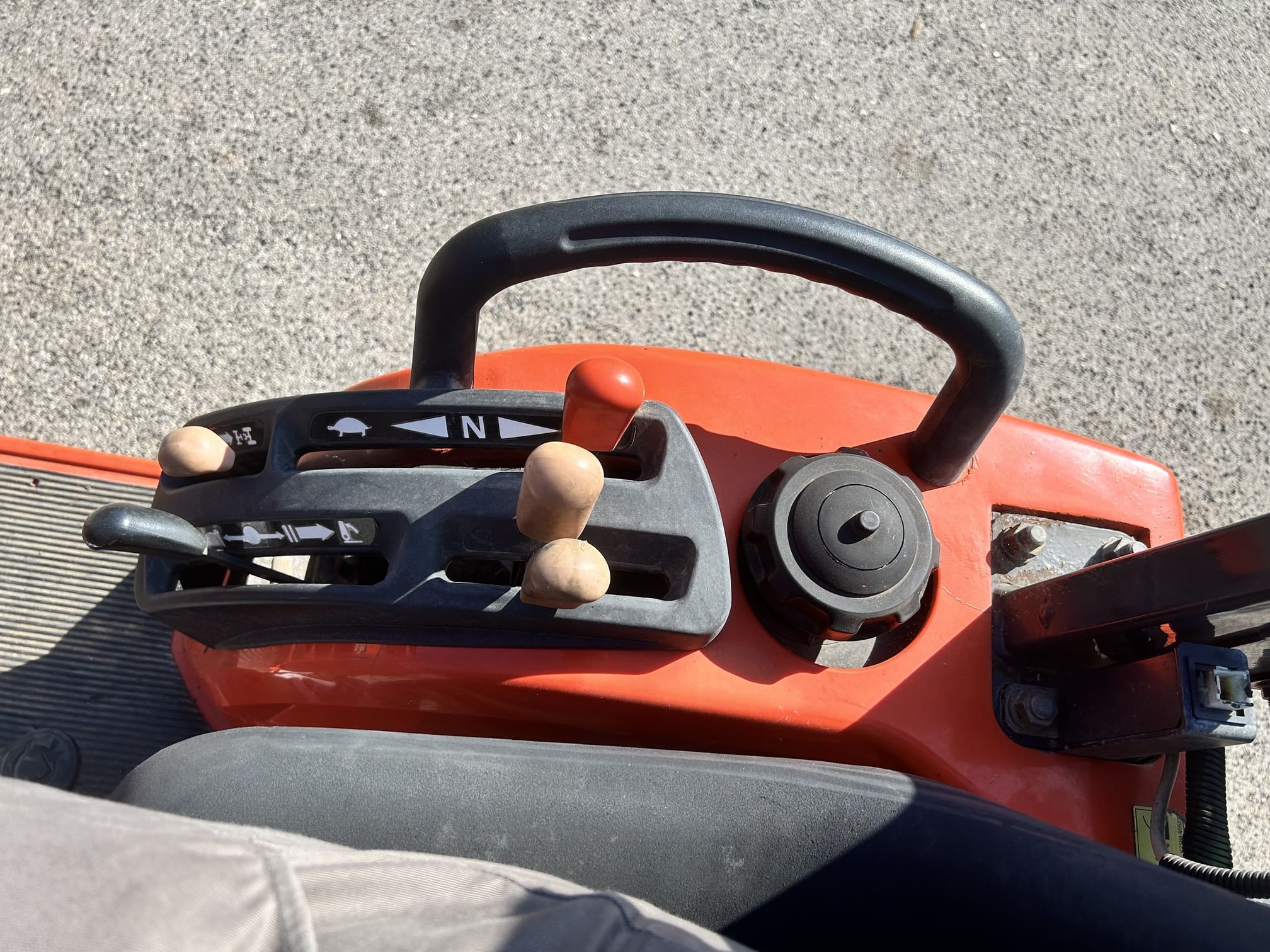 
								Trattore compatto KUBOTA BX2350 Usato con benna originale – 2023 – 25CV – € 12.900 full									