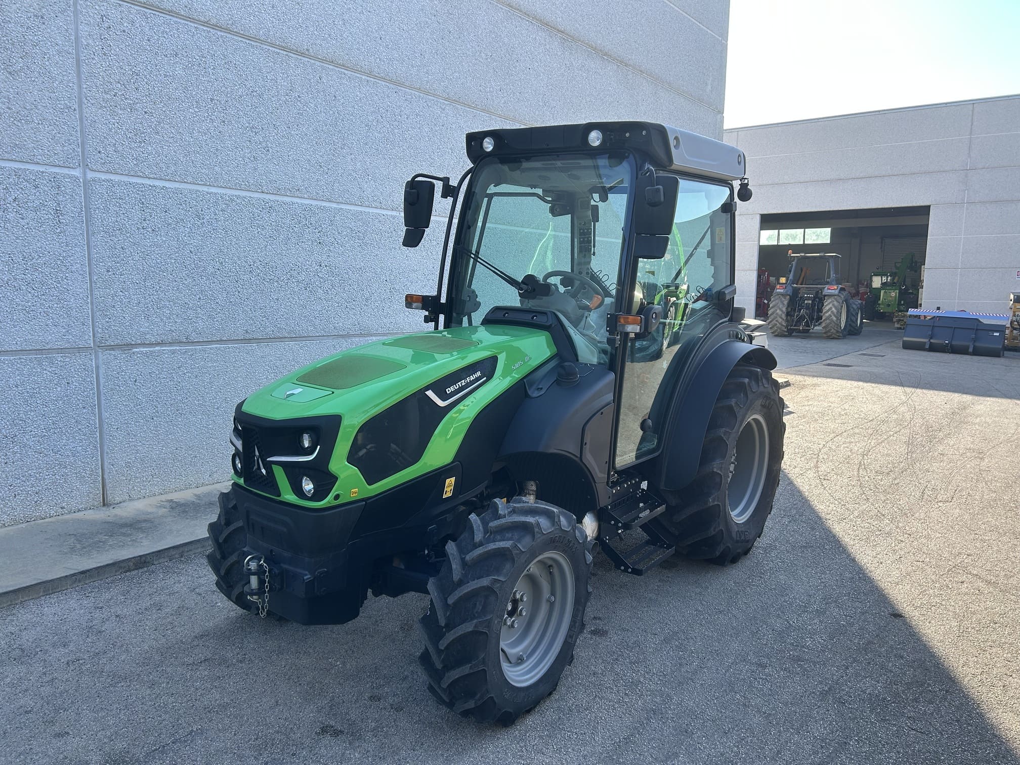 
								Trattore agricolo DEUTZ-FAHR 5105 DF Nuovo – Old Stock – 7 h – 106CV – Prezzo su richiesta full									