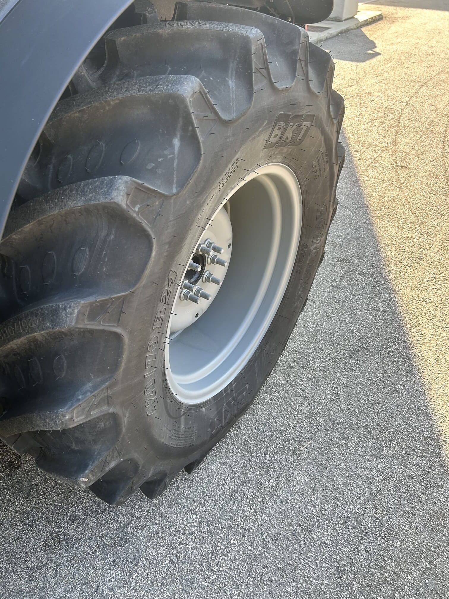 
								Trattore agricolo DEUTZ-FAHR 5105 DF Nuovo – Old Stock – 7 h – 106CV – Prezzo su richiesta full									