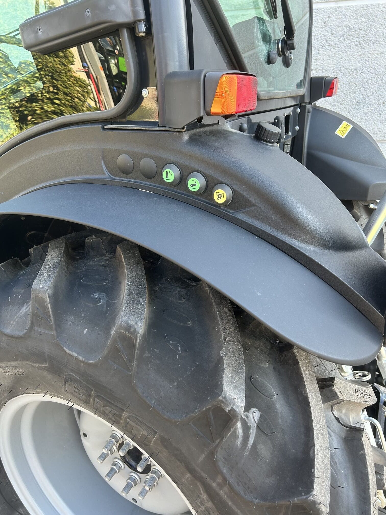 
								Trattore agricolo DEUTZ-FAHR 5105 DF Nuovo – Old Stock – 7 h – 106CV – Prezzo su richiesta full									