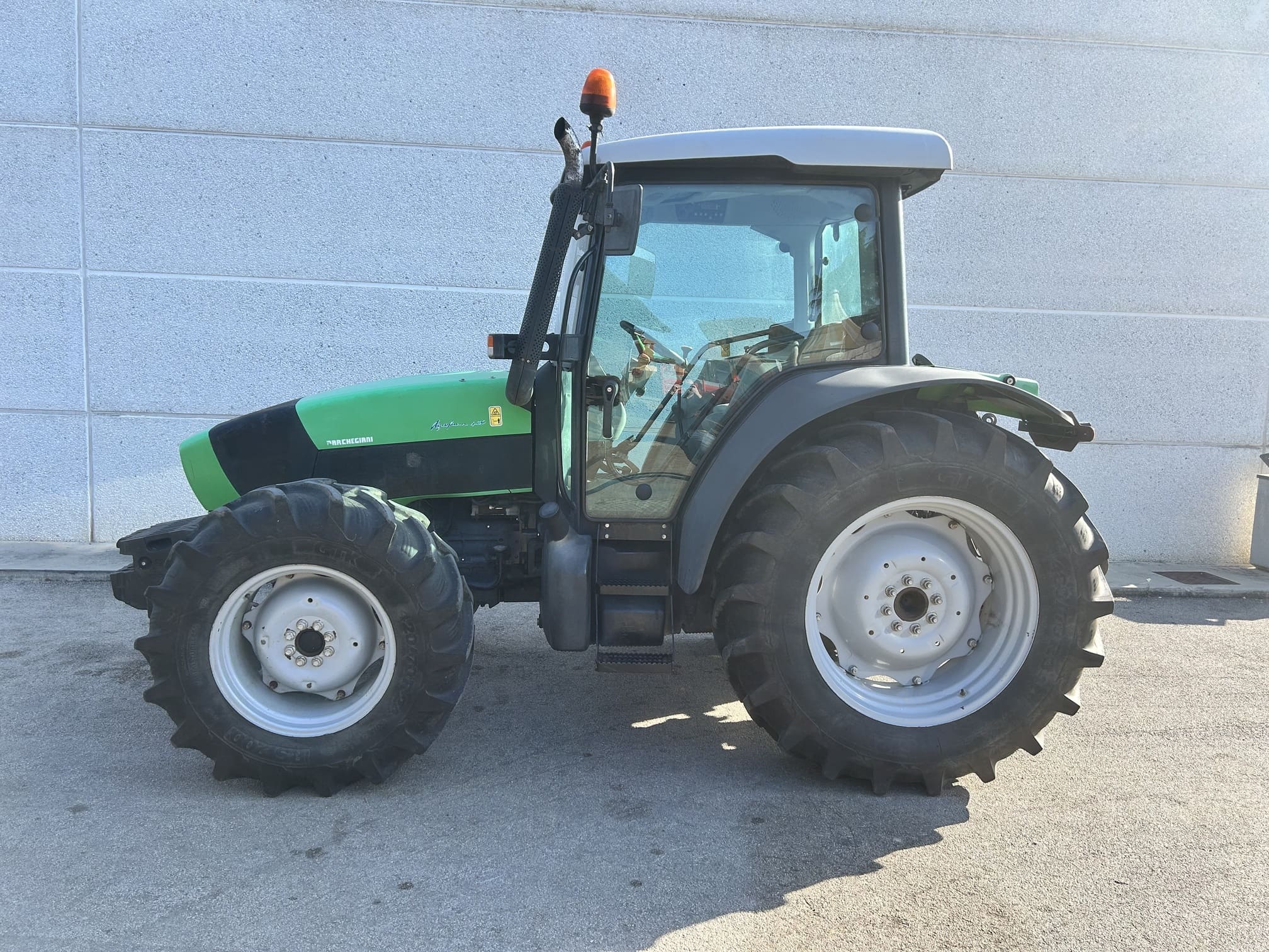 
								Trattore agricolo DEUTZ-FAHR Agrofarm 430 Usato – 2013 – 4.246 h – 109CV – € 28.900 full									