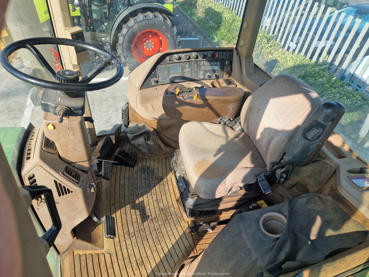 
								Trattore agricolo JOHN DEERE 8310 T Usato – 2002 – 7000 h – 230CV – € 45.000 full									