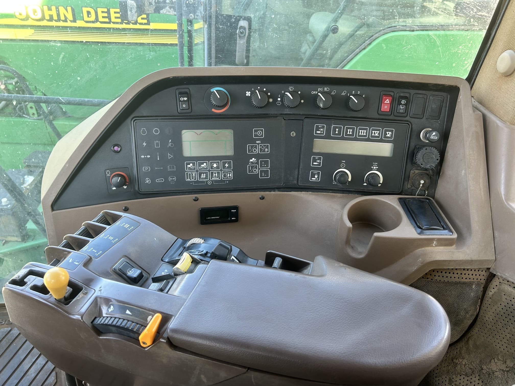 
								Trattore agricolo JOHN DEERE 8310 T Usato – 2002 – 7000 h – 230CV – € 45.000 full									