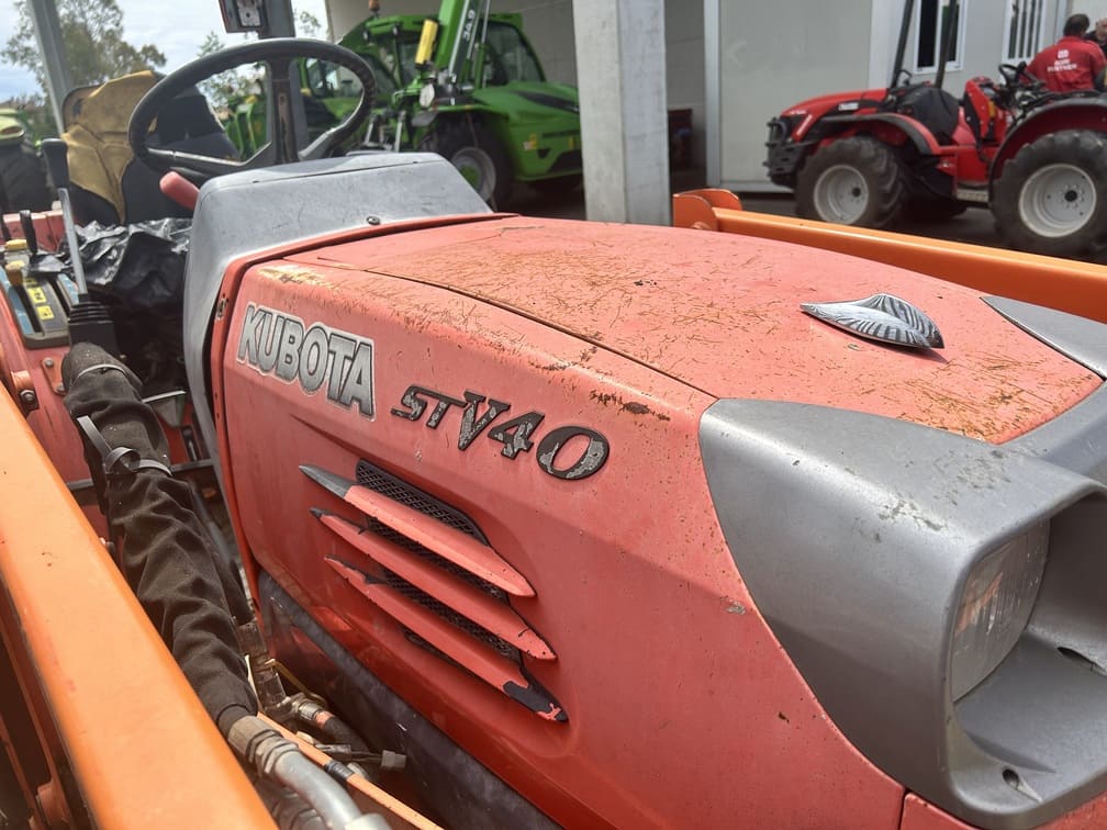 
								Trattore compatto KUBOTA STV 40 Usato con caricatore frontale Kubota LA402 – 40CV – € 9.900 full									