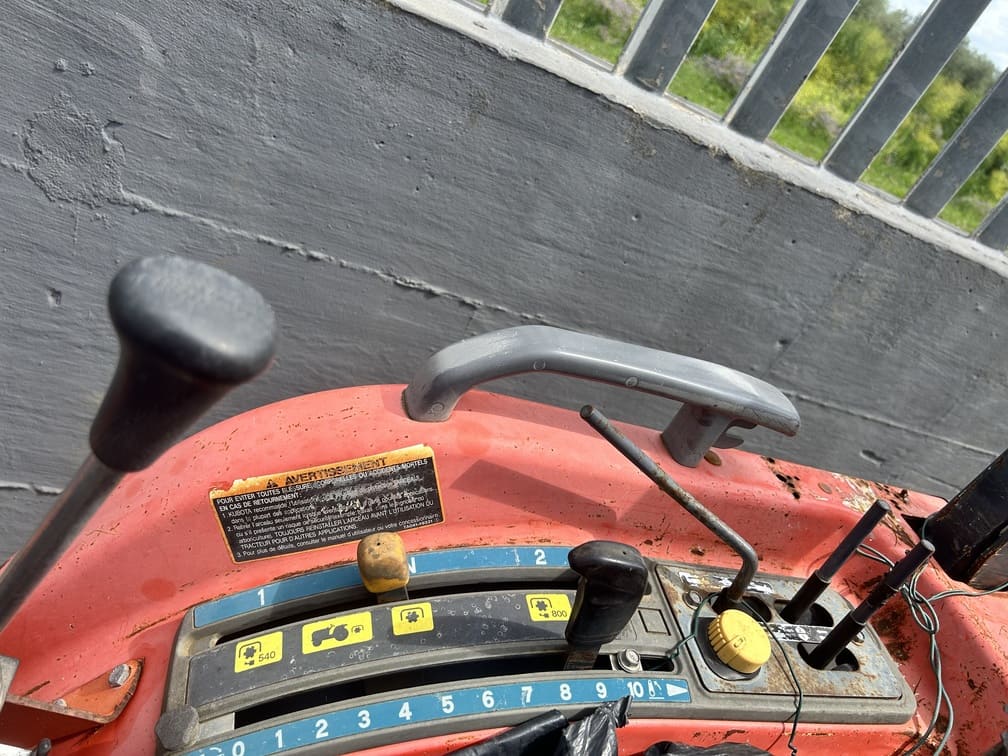
								Trattore compatto KUBOTA STV 40 Usato con caricatore frontale Kubota LA402 – 40CV – € 9.900 full									