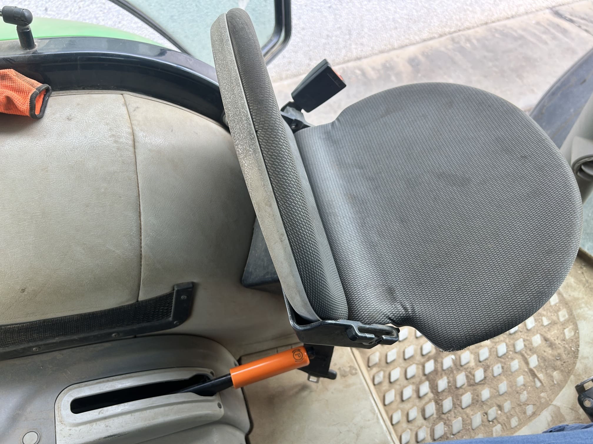 
								Trattore agricolo DEUTZ-FAHR 5120 G Usato ottimo stato – 3.988 h – 116CV – € 35.900 full									
