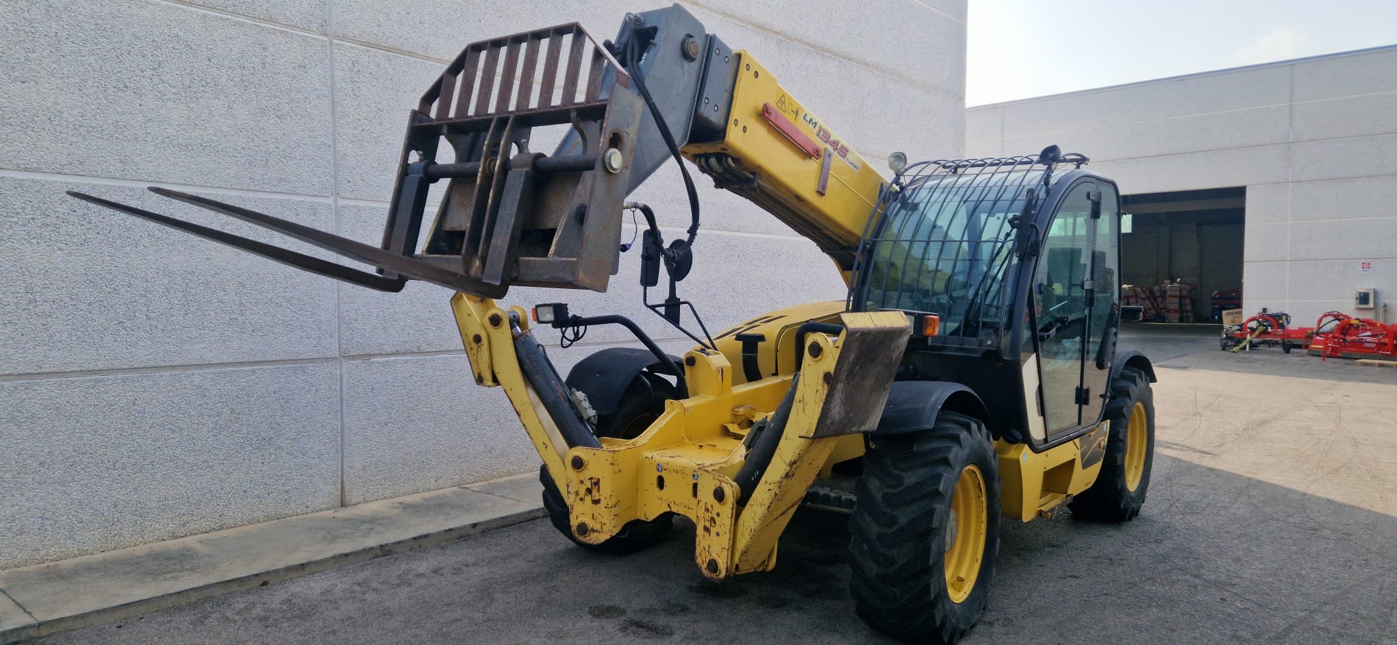 
								Sollevatore telescopico NEW HOLLAND LM 1345 Usato – anno 2005 – 3.500 ore – € 19.500 full									