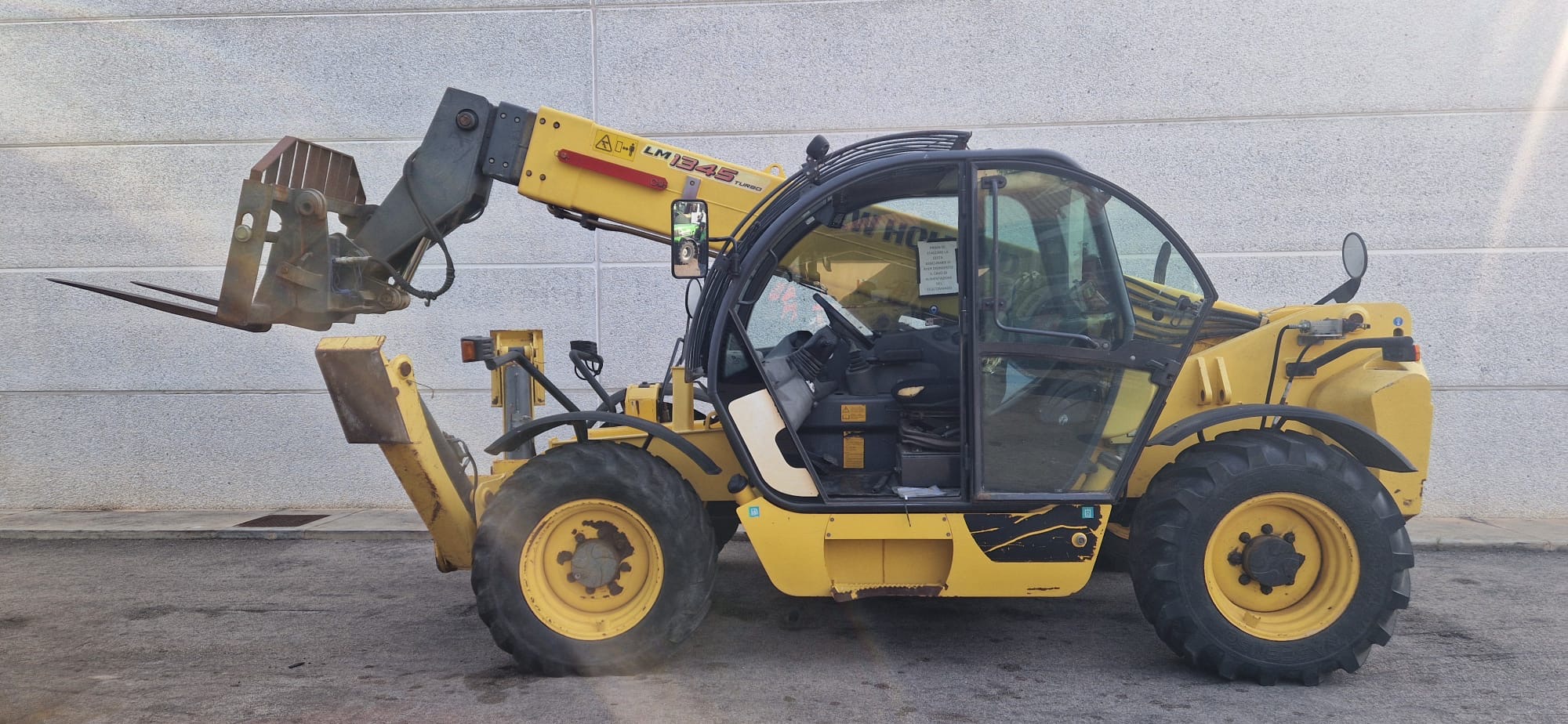 
								Sollevatore telescopico NEW HOLLAND LM 1345 Usato – anno 2005 – 3.500 ore – € 19.500 full									