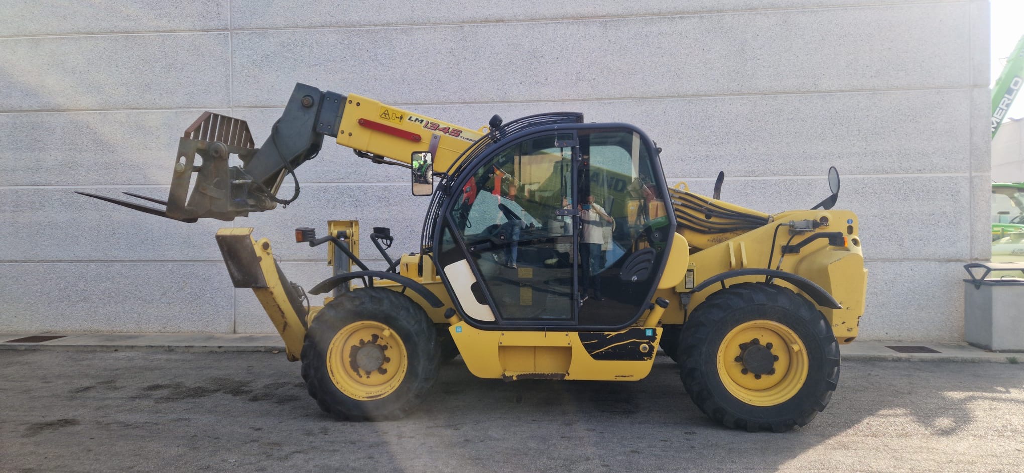 
								Sollevatore telescopico NEW HOLLAND LM 1345 Usato – anno 2005 – 3.500 ore – € 19.500 full									