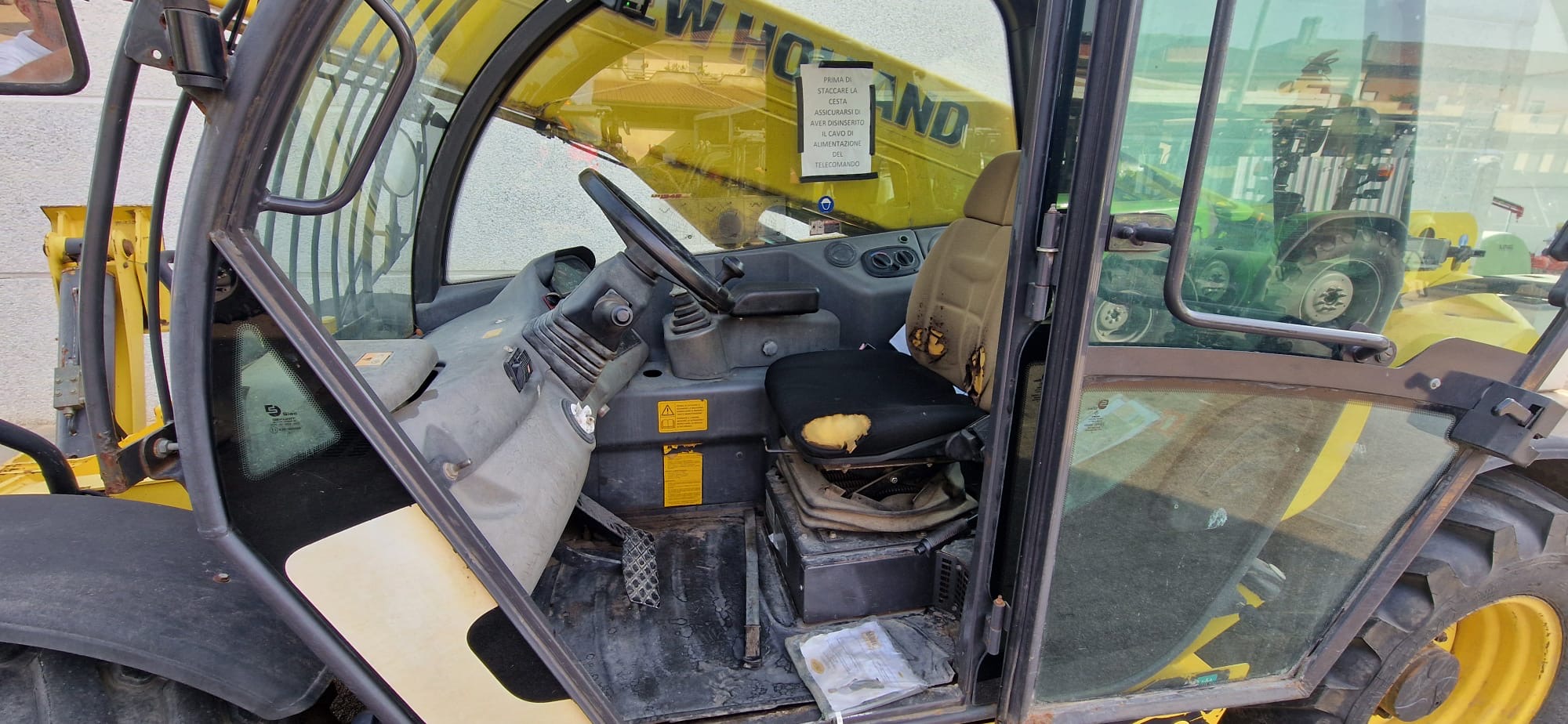 
								Sollevatore telescopico NEW HOLLAND LM 1345 Usato – anno 2005 – 3.500 ore – € 19.500 full									