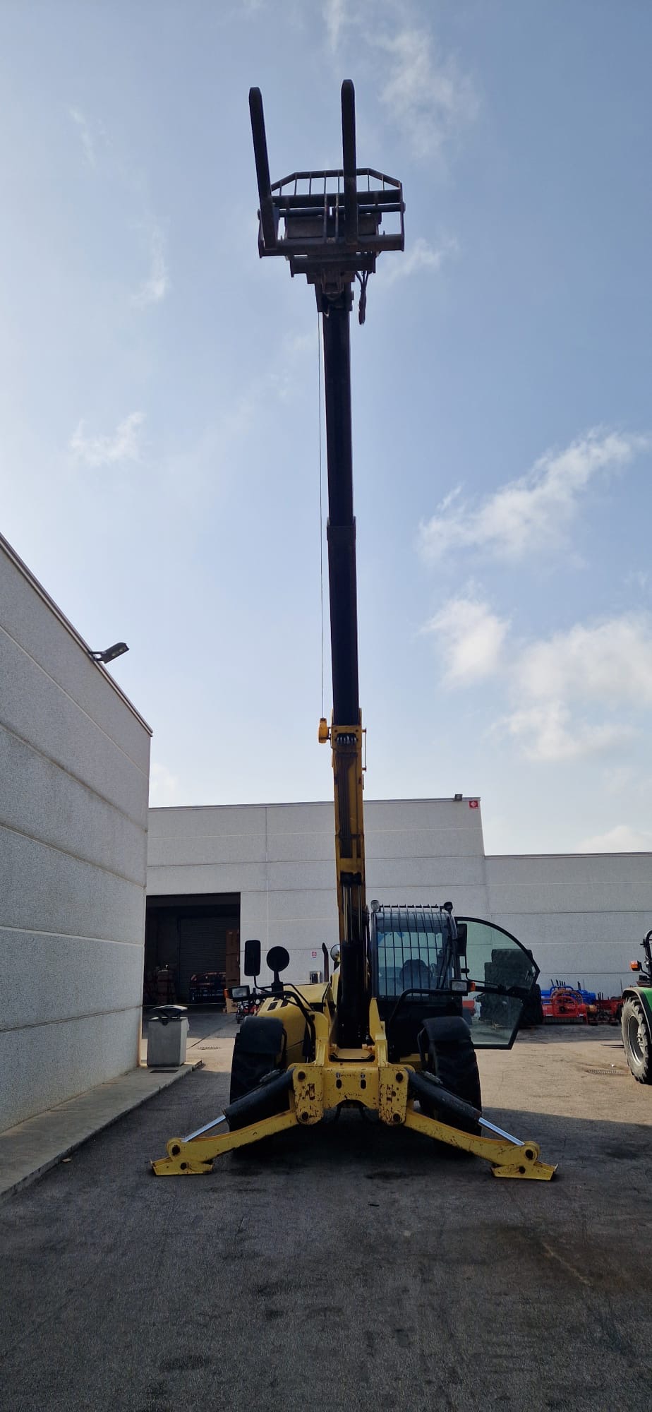
								Sollevatore telescopico NEW HOLLAND LM 1345 Usato – anno 2005 – 3.500 ore – € 19.500 full									