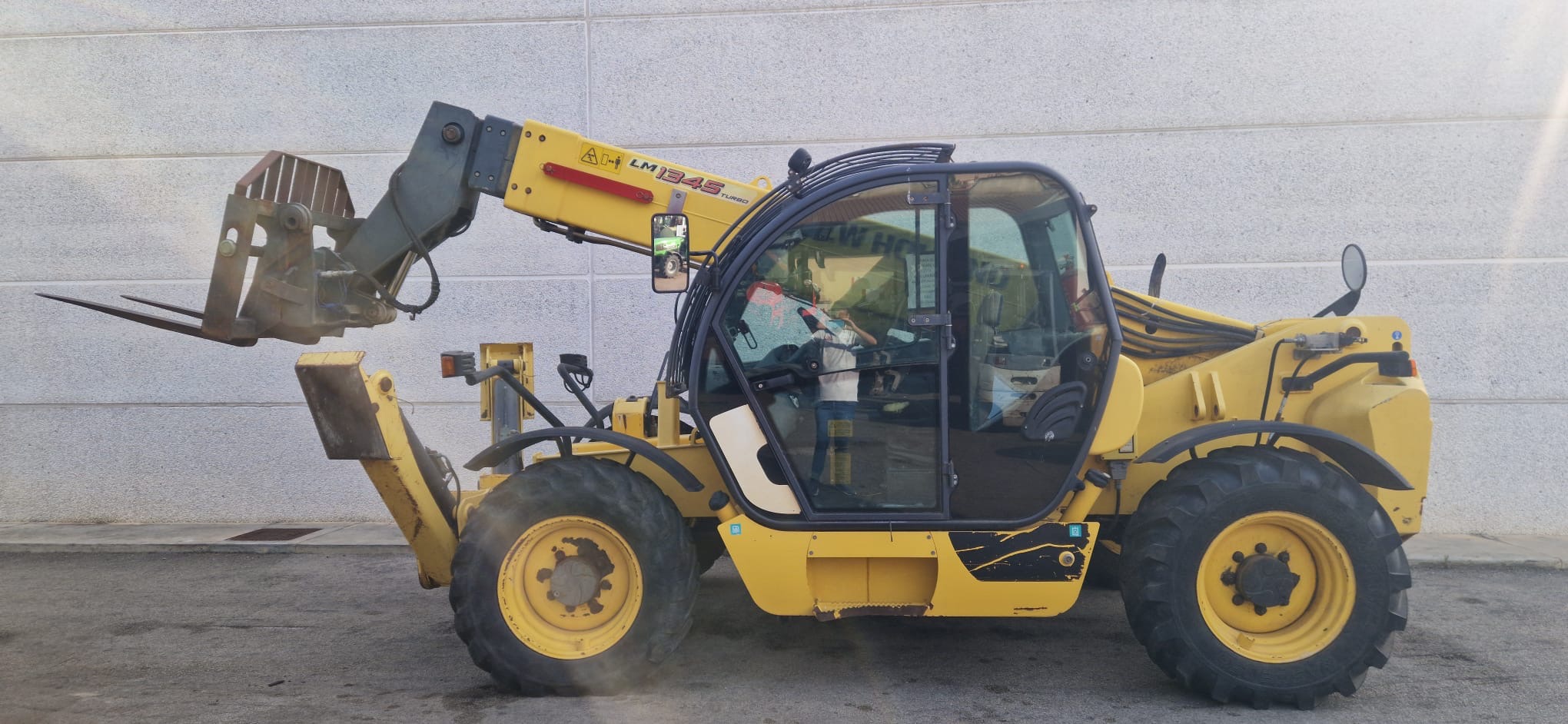 
								Sollevatore telescopico NEW HOLLAND LM 1345 Usato – anno 2005 – 3.500 ore – € 19.500 full									