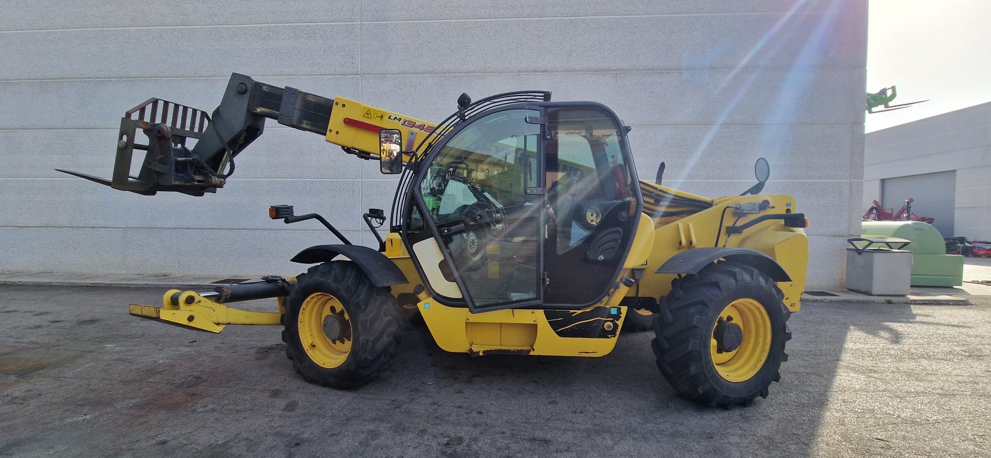 
								Sollevatore telescopico NEW HOLLAND LM 1345 Usato – anno 2005 – 3.500 ore – € 19.500 full									