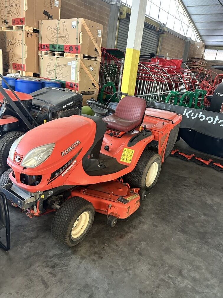 
								Trattorino Rasaerba KUBOTA GR 2100-II Usato 4×4 Diesel – Buono Stato – € 5.900 full									
