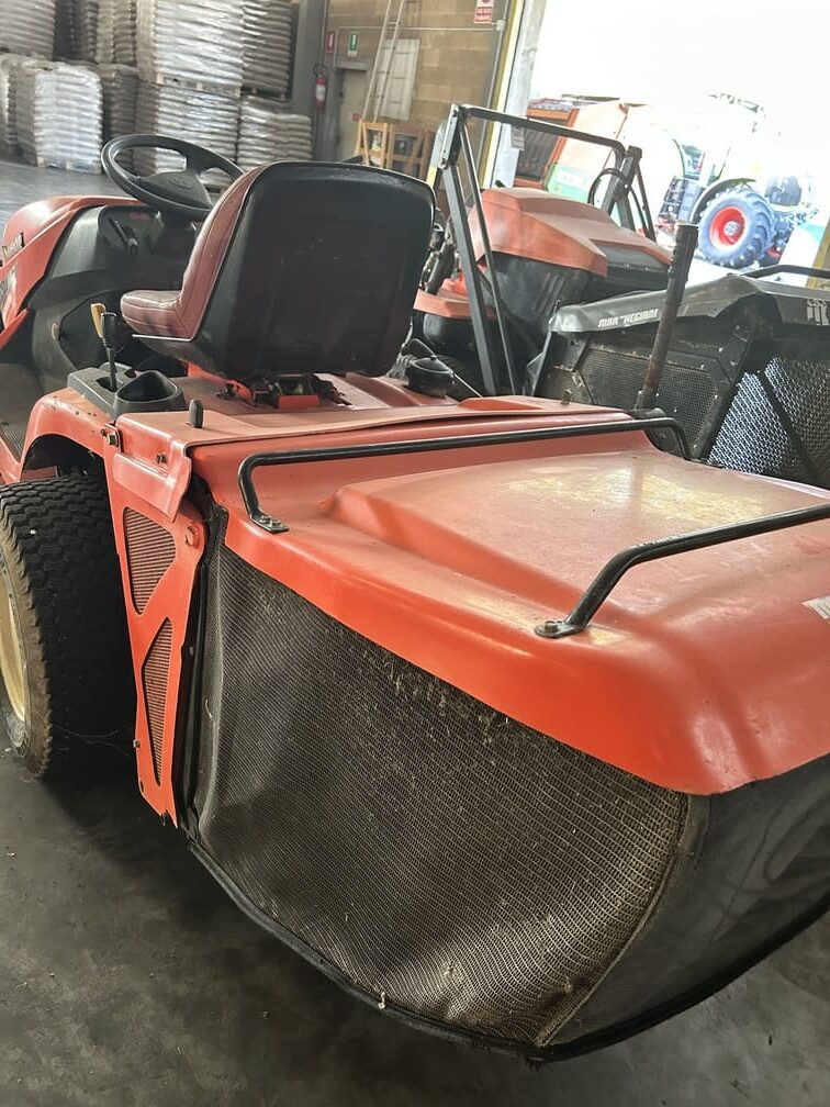 
								Trattorino Rasaerba KUBOTA GR 2100-II Usato 4×4 Diesel – Buono Stato – € 5.900 full									