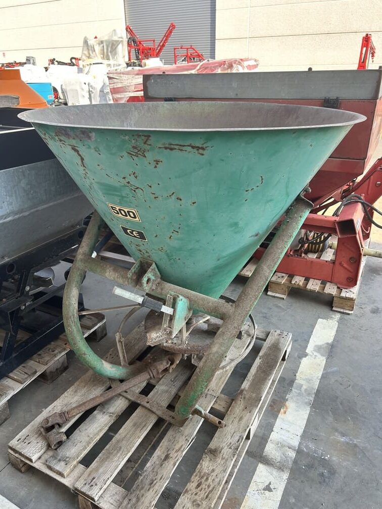 
								Spandiconcime CIMAC 500 Usato – singolo disco centrifugo – comando manuale graduato – € 250 full									