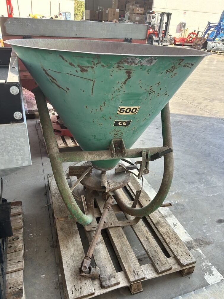 
								Spandiconcime CIMAC 500 Usato – singolo disco centrifugo – comando manuale graduato – € 250 full									